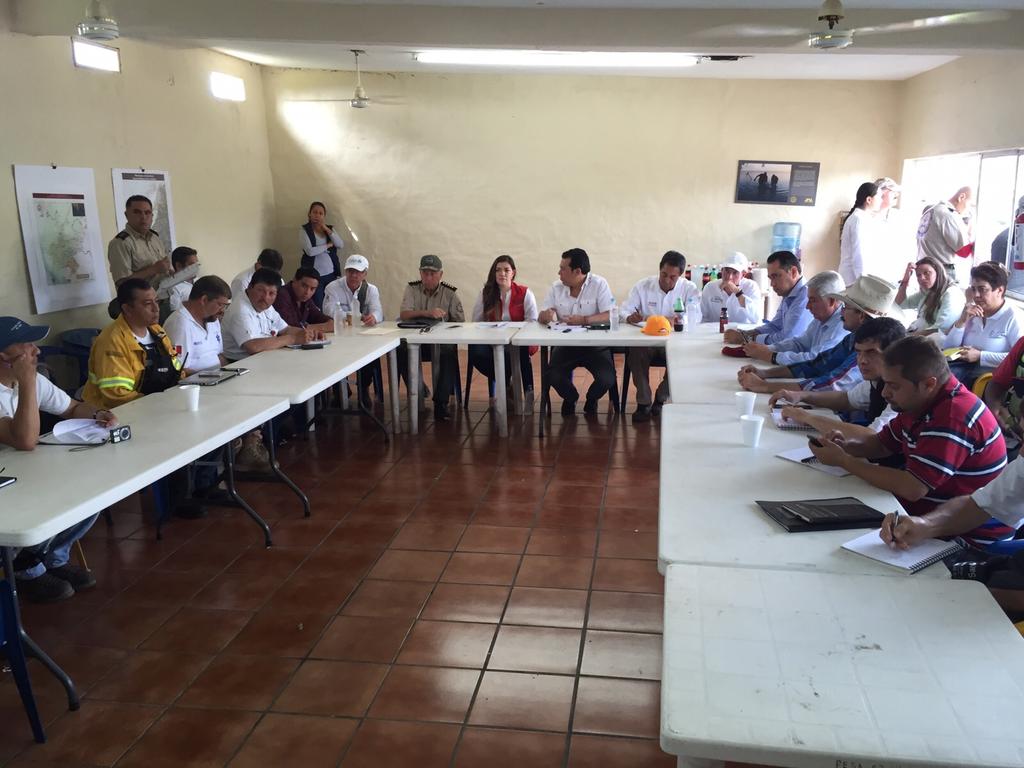 PCJalisco's tweet photo. #AHORA @RobertoLopezJal encabeza Reunión en Cihuatlán. Continúa apoyo a damnificados por #Patricia #PCSomosTodos https://t.co/LijmUlUuWH