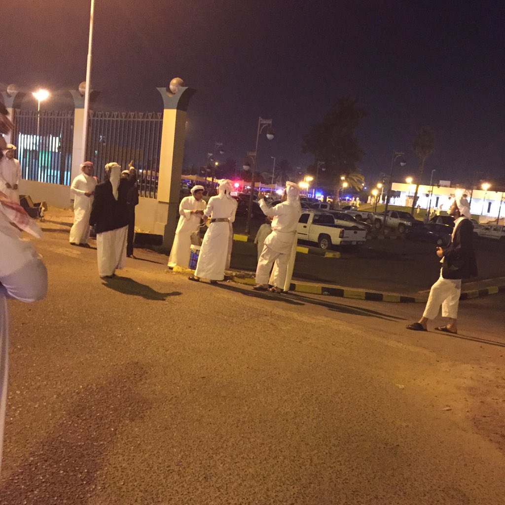 M_75557's tweet photo. نجران_الان
رجال يام يحرسون مستشفى 
خالد وتطويق جميع المداخل و
المخارج وتفتيش دقيق وشباب 
المعهدالمهني ينضمون السير https://t.co/i7GmE7boqm”