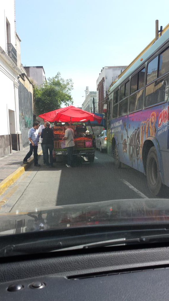 Viry_nutri's tweet photo. @Trafico_ZMG @NotisistemaVIAL @MovilidadJal  parado en lopez cotilla vendiendo https://t.co/TcY5szq6db
