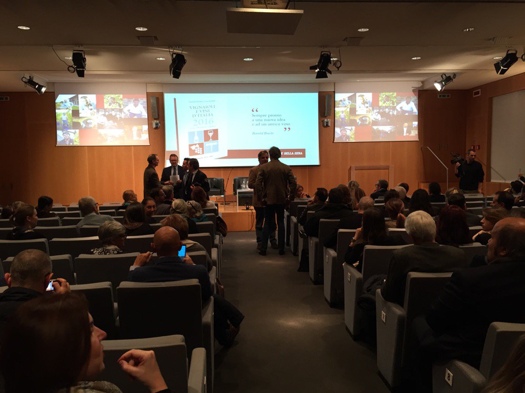 #corriere #salabuzzati presentazione della guida alle cantine d'Italia <a href="/CorriereDiVini/">Luciano Ferraro</a> <a href="/GardiniLuca/">luca gardini</a>