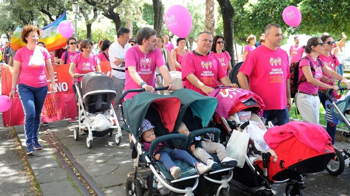 Famiglie Arcobaleno a Renzi "Credevamo in te, non abbandonare i nostri figli senza diritti" bit.ly/1OS4u78