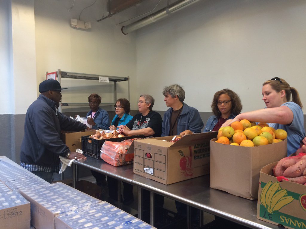 tadpoles12's tweet photo. Volunteering at inter faith food shuttle! @naturalsciences https://t.co/WVZtTOWQAs