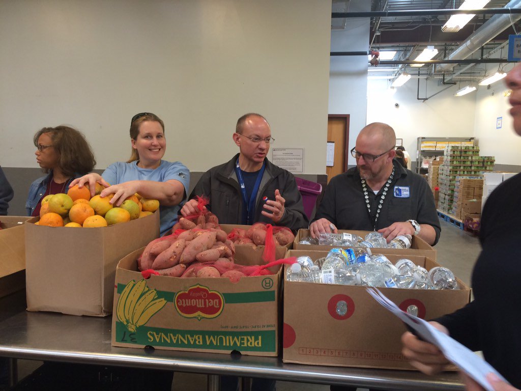 tadpoles12's tweet photo. Volunteering at inter faith food shuttle! @naturalsciences https://t.co/WVZtTOWQAs
