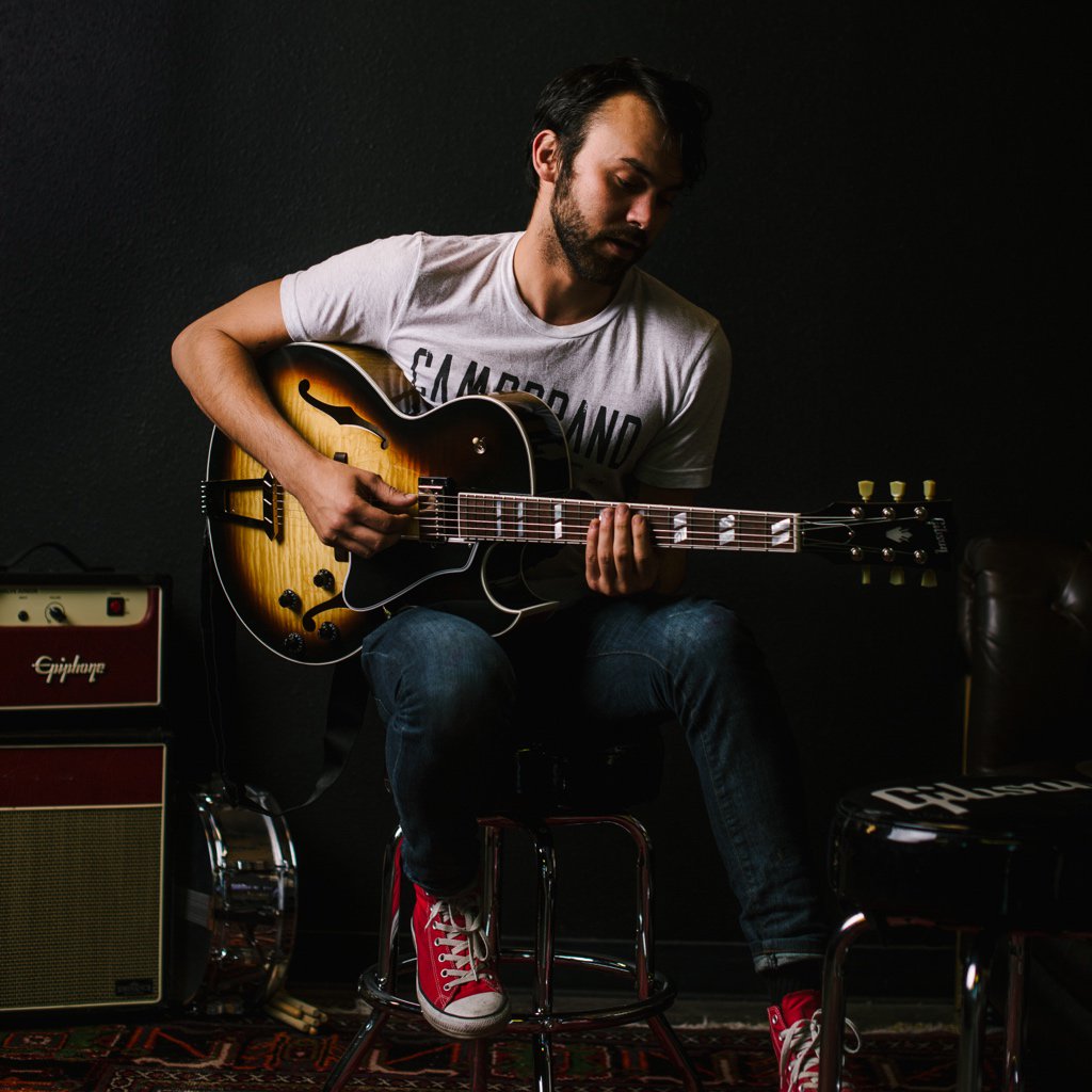 themoderntrade's tweet photo. We got this photo of @ShakeyGraves just before he took the stage for a recording at Gibson. Incredible performer! https://t.co/yQGnmCyt4x