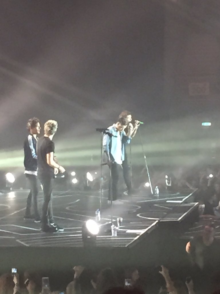 ezilou's tweet photo. I #wannagetcloser to one direction because they are quite simply amazing https://t.co/zHHZyBjblC
