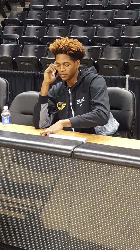 AlienAiden's tweet photo. Hello...I would like to order someone to dunk on!  &amp; some chicken wings please. Spicy with Blue Cheese. @JTillman23 https://t.co/gzdrDU3LiT