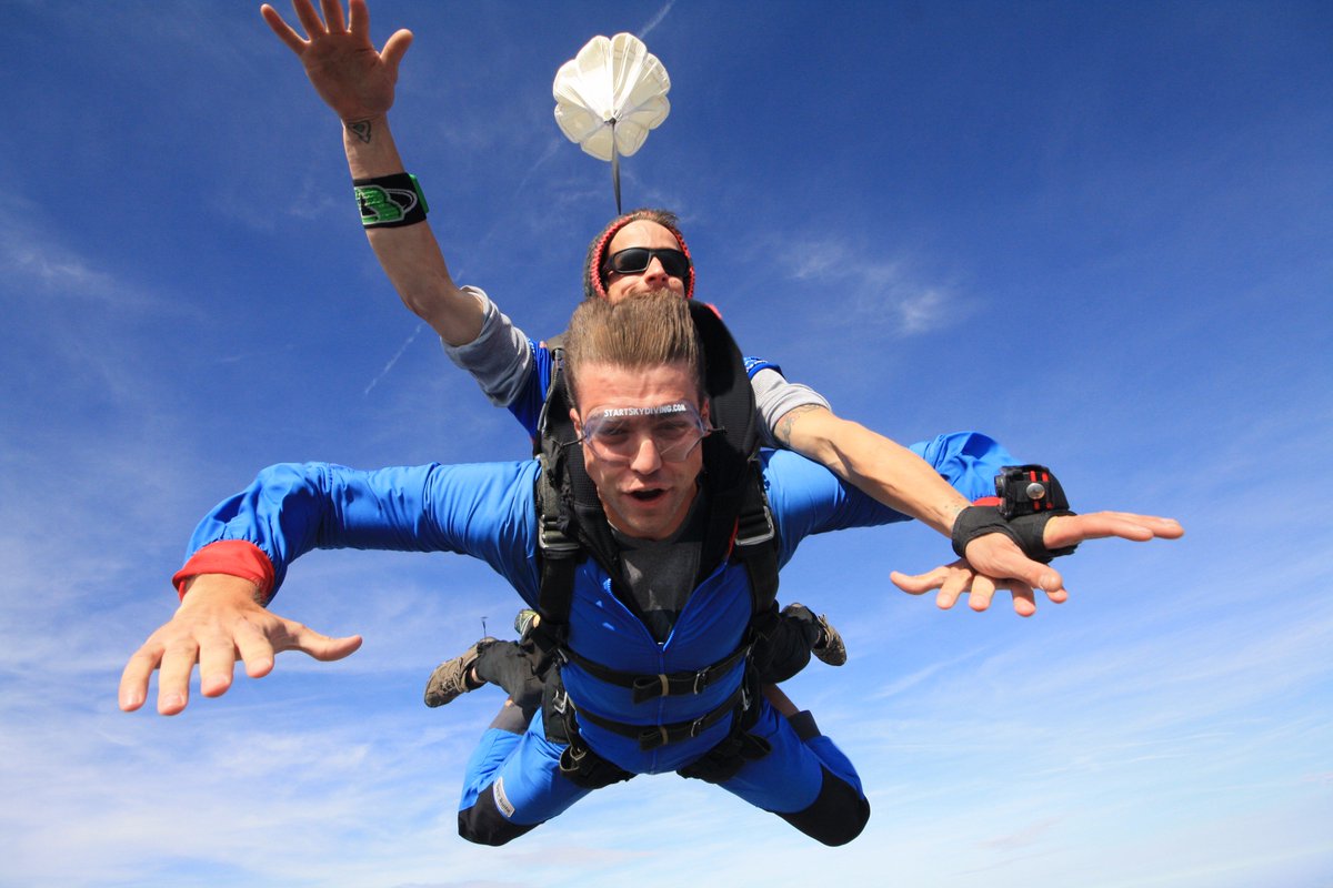 128Experience's tweet photo. Spent this morning jumping out of a plane! Can't wait to go solo soon! https://t.co/Js3QQxafn1