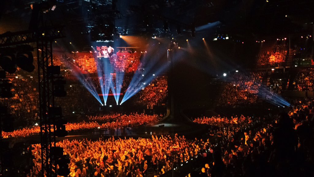 RCaMari's tweet photo. WE ARE HERE. Stop al tempo. #JasonDerulo #MTVEMA #2015 #milan 🇮🇹 https://t.co/f0FQ34Iruj