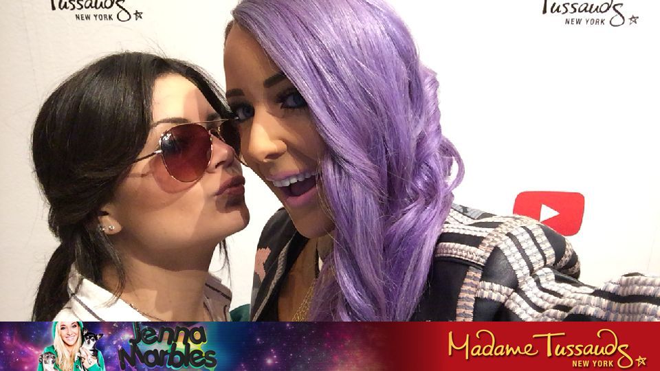 JennaMarblesMT's tweet photo. When Madame Tussauds NY claims they're "Home of the Celeb Selfie," they aren't kidding. Check this one out! https://t.co/As6rc0HZlt