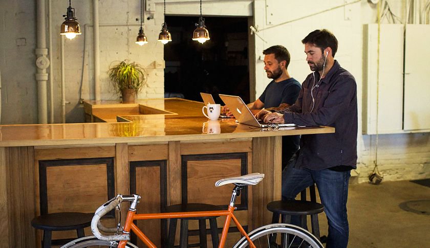 Entrepreneur's tweet photo. When the CEO has no desk… and everybody else does https://t.co/Qq3sf5eTuO (on @FortuneMagazine) https://t.co/LExgkOJVO9