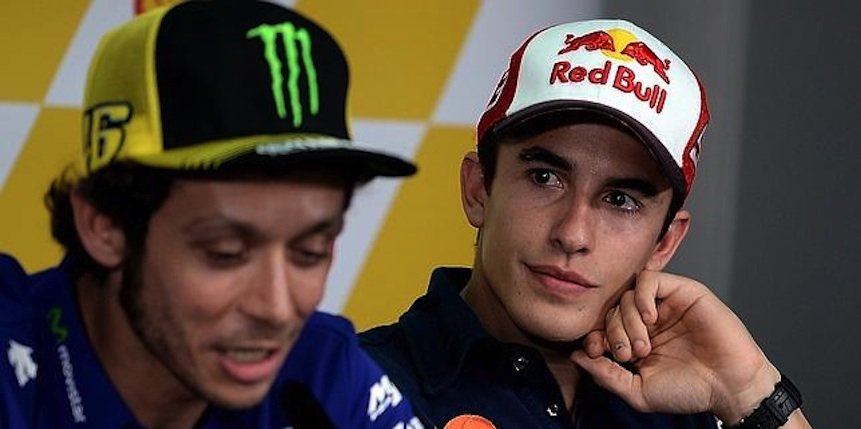 AztecaDeportes's tweet photo. Más de 200 mil fans piden que le quiten la sanción a Valentino Rossi, quien pateó a Marc Márquez durante la carrera https://t.co/YNc9B7wTgq