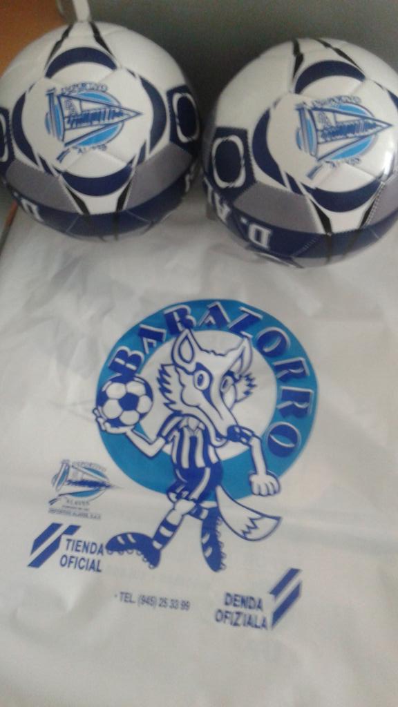 Atopismo's tweet photo. BALON FIRMADO para quien llame mañana y haga una pregunta a @GaizkaToquero_2 @ManuGarcia19 @EinarGali #tenemos2 https://t.co/ujdBYkmGzH