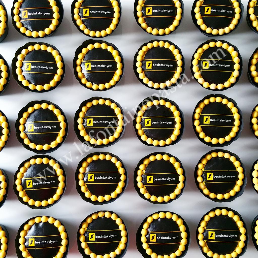 AyeHosman's tweet photo. Kurumsal cupcakeler ve kurabiyeler 😀 #besintakviyem #kurumsalkurabiye #kurumsalcupcake #lafontainepasta #istanbul https://t.co/9BnzSbEKzP