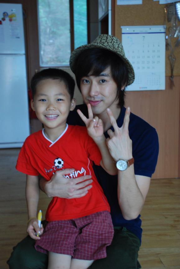 Lovely Yunho w/ kids💞 - 10