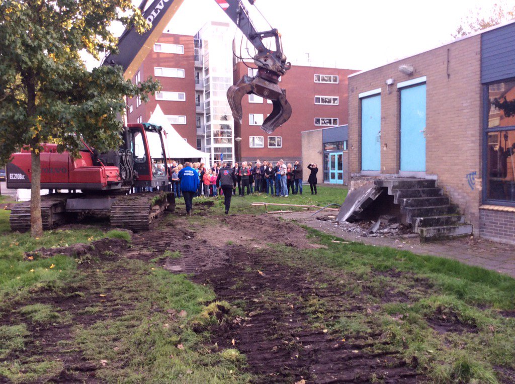 Feestelijk moment bij het project Blijdrecht te Mijdrecht. De sloop van het pand is gestart <a href="/BVIntersell/">BVIntersell</a> @VinkBouw