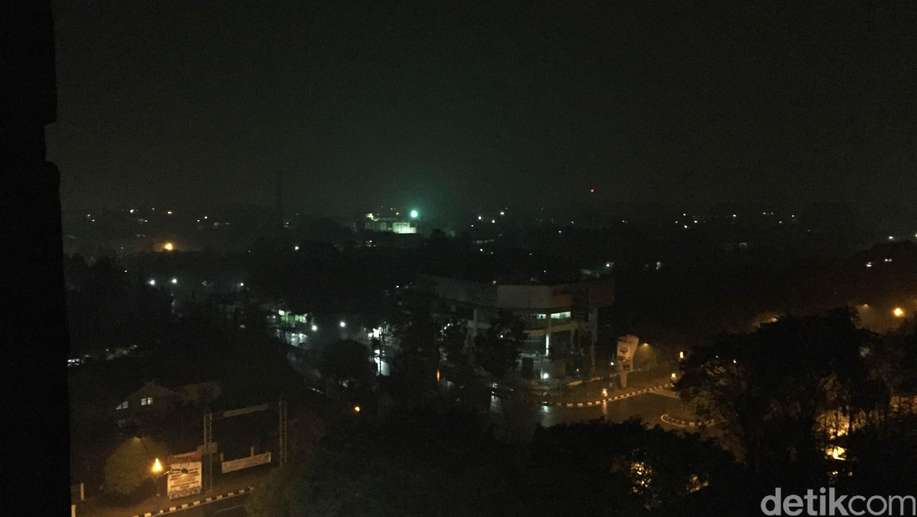 detikcom's tweet photo. Dini Hari, Hujan Deras Basahi Tanah Palangkaraya https://t.co/gSxgscLvrV https://t.co/yBaQSm4sj8