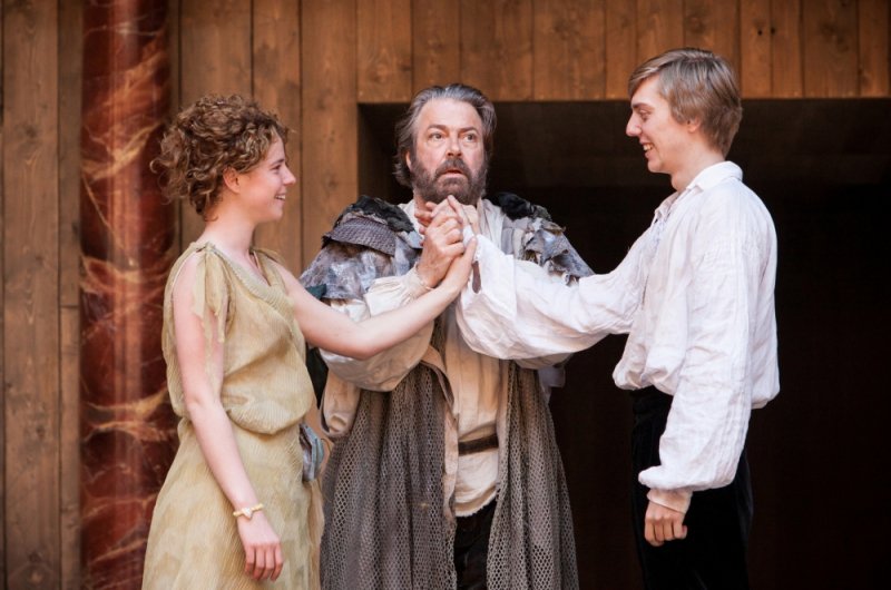 Happy birthday to Roger Allam, here as Prospero w/ Jessie Buckley & Joshua James 2013. Pic 