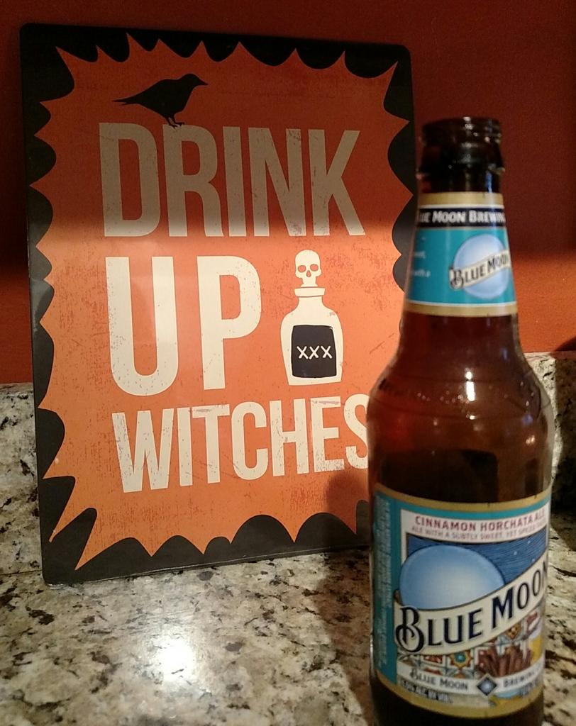 TashiaJane13's tweet photo. Drink up witches ~ #bluemoonmonday #cinnamonhorchataale π» @BlueMoonBrewCo ππ https://t.co/Nsr7LWuvHs