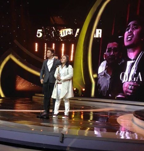 OlgaLovers_ID's tweet photo. Terima kasih atas support &amp; sayang kalian semoga piala ini bisa jadi inspirasi kita semua @MakVeraZanobia @bangbily https://t.co/sIE3q7xq7H