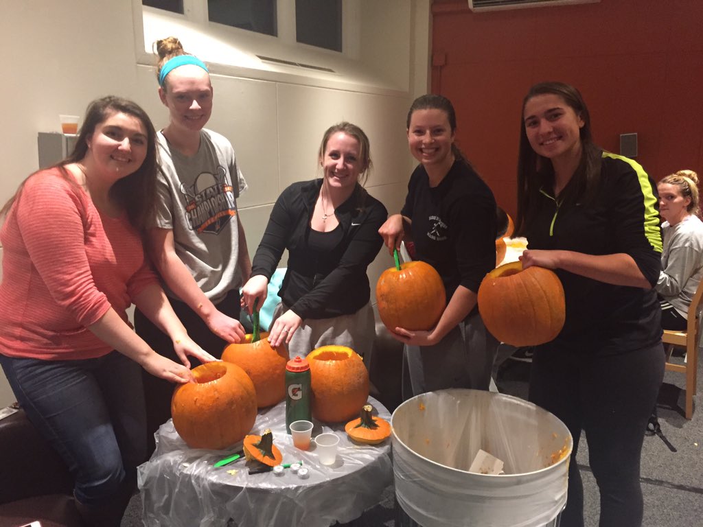 bbuoniconti's tweet photo. Off to a great start @RegisWBB! #keepcarving #regis2019 @RegisMA_ResLife https://t.co/tdUAZidnzJ