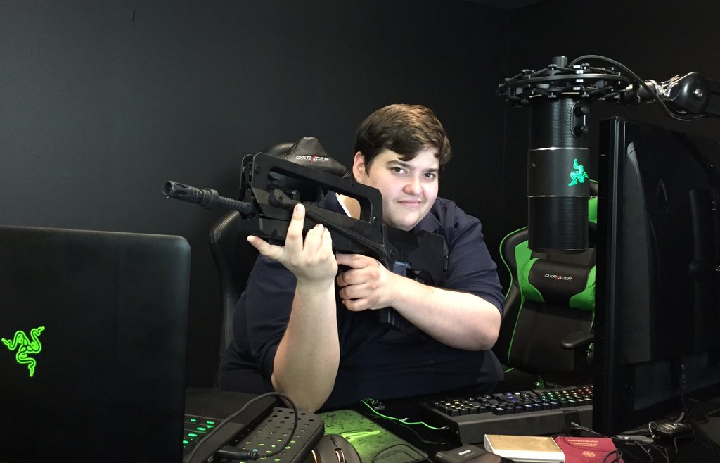 Razer's tweet photo. .@hotted89 is streaming live from our office. Join us for some CSGO https://t.co/mtZvbWgQde https://t.co/9EkfeSQnjW