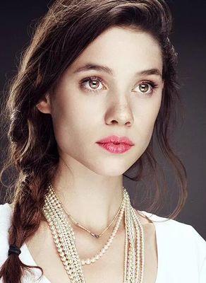 #RegistroDT.

»Personaje: Tessa Gray.
»Saga: Cazadores de Sombras.
»FC: Àstrid Bergès.
»Cuenta: @Clxckwxrkgxrl.