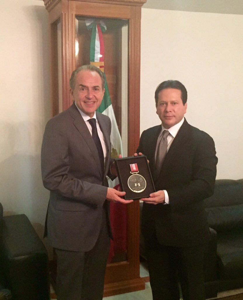 GobEdoSLP's tweet photo. Gobierno Federal y Gobierno Estatal evaluarán los alcances y el impacto del Seguro Popular y Prospera en #SLP. https://t.co/Dty1mofObZ