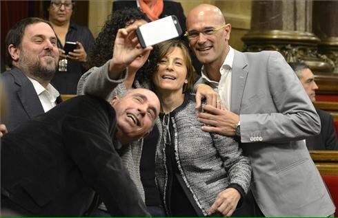 IosudelaTorre's tweet photo. Selfindependentista @junqueras @martarovira @lluis_llach @ForcadellCarme @raulromeva  By: @FerranSendra @elperiodico https://t.co/F9a410AXmx