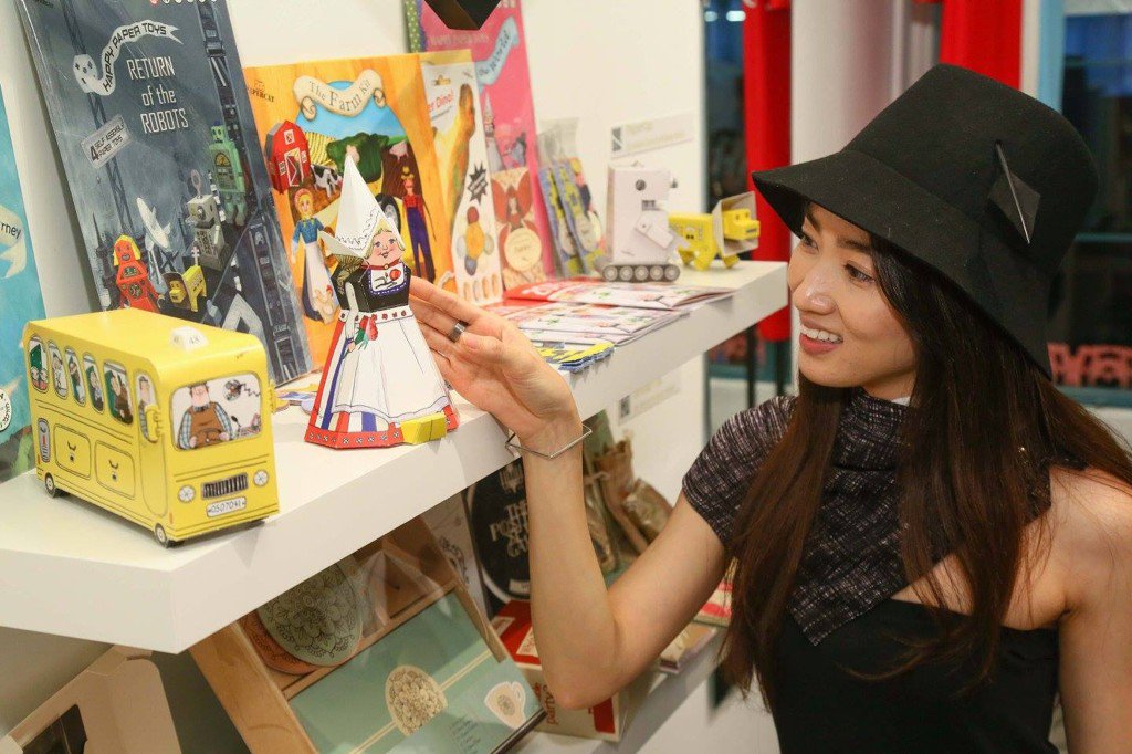 hellopapercat's tweet photo. Our doll Anika seems to be doing well at the Israel #Design Pop Up in #HongKong https://t.co/ELwIAFnrPj #ontheroad https://t.co/UbLugj2MUM