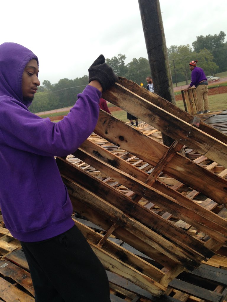 SFA_APO's tweet photo. Rain or shine #SFABonfire #SFAHomecoming2K15 https://t.co/jiOIN5OwbA