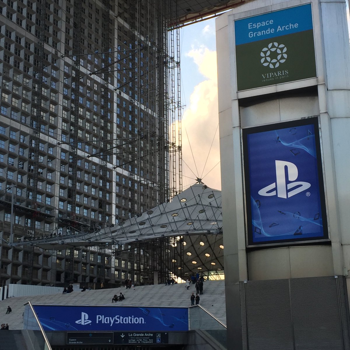 PlayStationFR's tweet photo. La Défense s'éveille. Ici à 18h aura lieu la conférence #PlayStationPGW. En direct ici : https://t.co/sYamsHNWRO https://t.co/6KbTunpGHm
