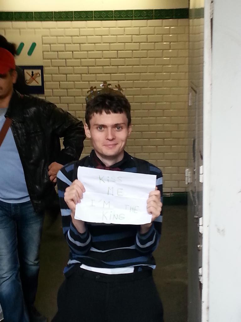 RÃ©sultat de recherche d'images pour "kiss me i'm the king paris"