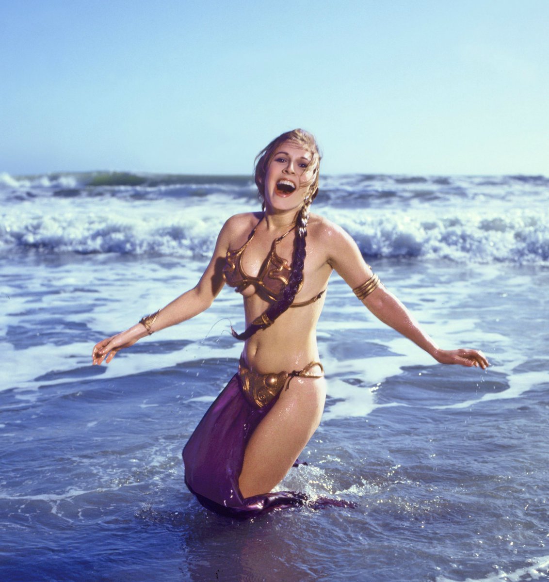 HistoryInPics's tweet photo. Carrie Fisher promoting "Return of the Jedi" at a Rolling Stone Magazine beach shoot, 1983. https://t.co/pwkh5ktydS