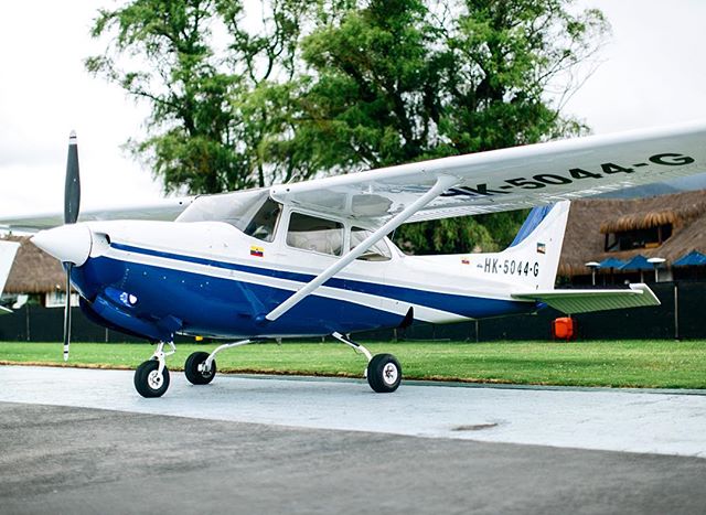 spotterscol's tweet photo. Foto de @sdiaz1994 vía https://t.co/nqVDEM6FlX - ✈️ "The Bluebird" ✈️ #cessna #c172rg #cutlass #blu... https://t.co/15BWQrFiR8
