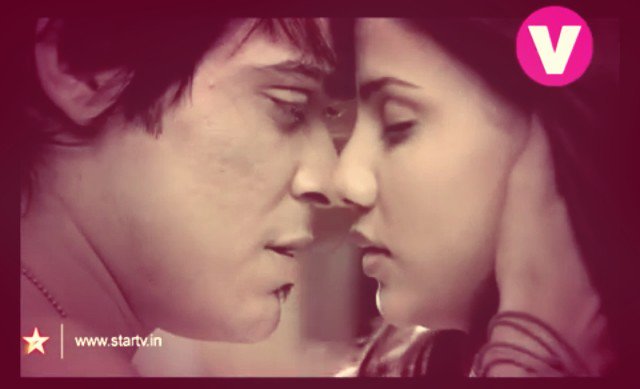 riddhitaareyAKD's tweet photo. #MajorThrowBack Dis still give me goosebumps @vrinda_90 @kunwar_amar16 HotCouple Luv Romance https://t.co/G1HjgPbo01 https://t.co/LC6kMhIjEZ