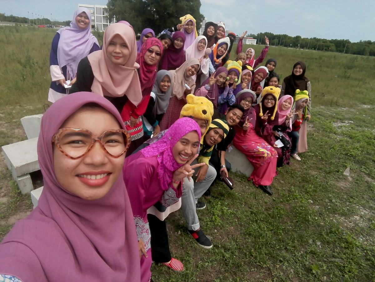 khtqn's tweet photo. Yes!we made it.
Spot only 2 guys surrounded by female.
too large ratio.
#classphotoshoot #3YearsFromNow #26/10/15 https://t.co/g8cEygFsOL
