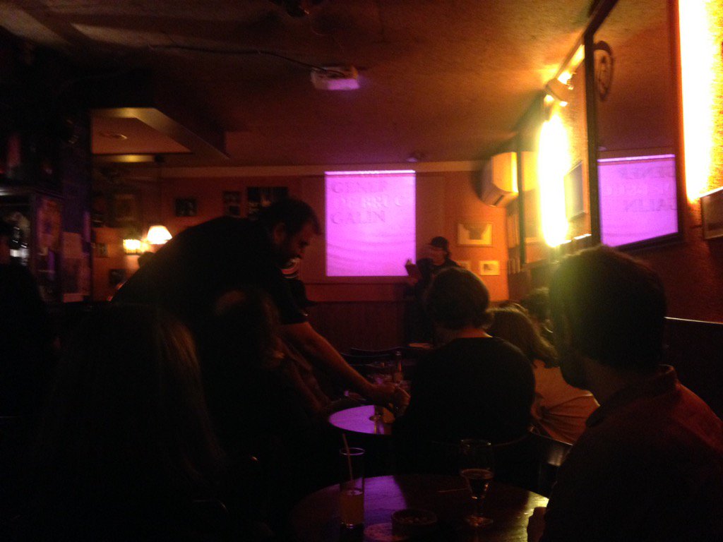 'Flama de bruc' i <a href="/PauGener/">Pau Gener Galin</a> arriben al <a href="/BarVinilBcn/">Bar Vinil()</a>. Versos que són caliu!