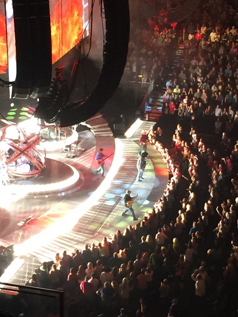 KevinsHotDogs's tweet photo. Garth Brooks last Friday! #GARTHinPHOENIX #garthbrooks #phx https://t.co/GOkeIWaQ5M