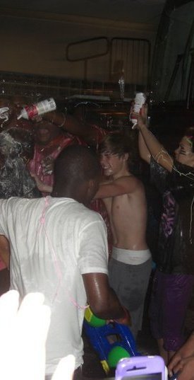 ZoeyMarieCyrus's tweet photo. Throwback in 2010 with @justinbieber and the crew goofing around during tour cx https://t.co/777Sg7UXQK