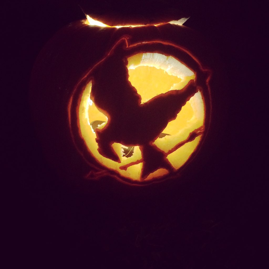 esthertee_'s tweet image. Carved my rebellious pumpkin last night. 🎃🔥 #HungerGamesProblems @THGPrblms #Mockingjay