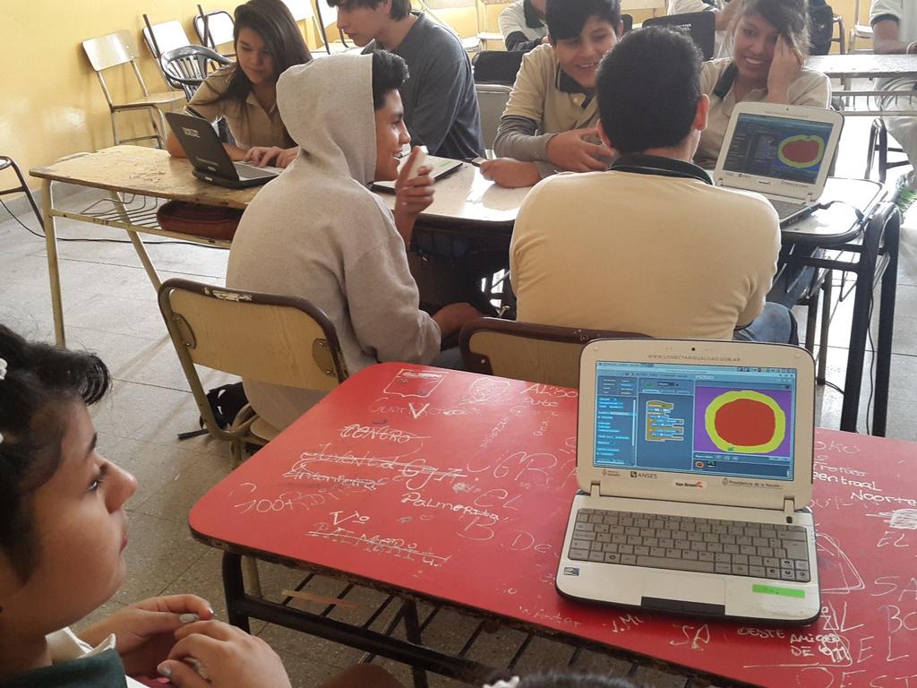 sarcienaga's tweet photo. #Aprogramar con #Scratch, con sensores y condicionales, un móvil autoconducido. https://t.co/1yWGVB54kx