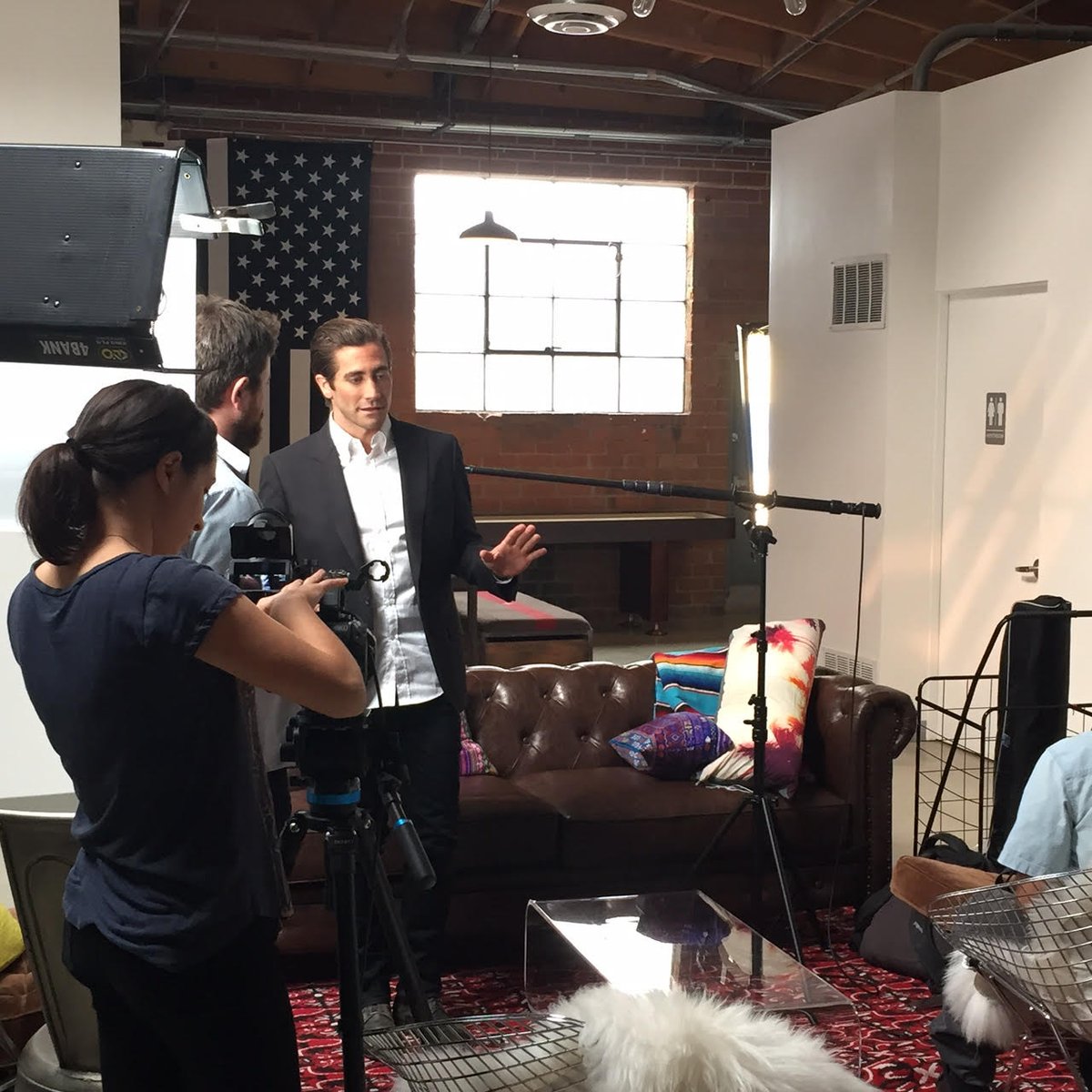 HatchStudiosLA's tweet photo. Jake Gyllenhaal at Hatch Studios for interview with @BAFTA.
https://t.co/eFRadgbnw7 #jakegyllenhaal #hatchstudios https://t.co/D7aNwOdBE3