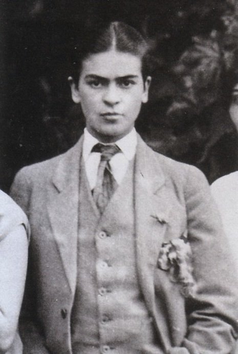 HistoryInPics's tweet photo. Frida Kahlo cross-dressing in family photos, circa 1924. https://t.co/AImNEq6h66