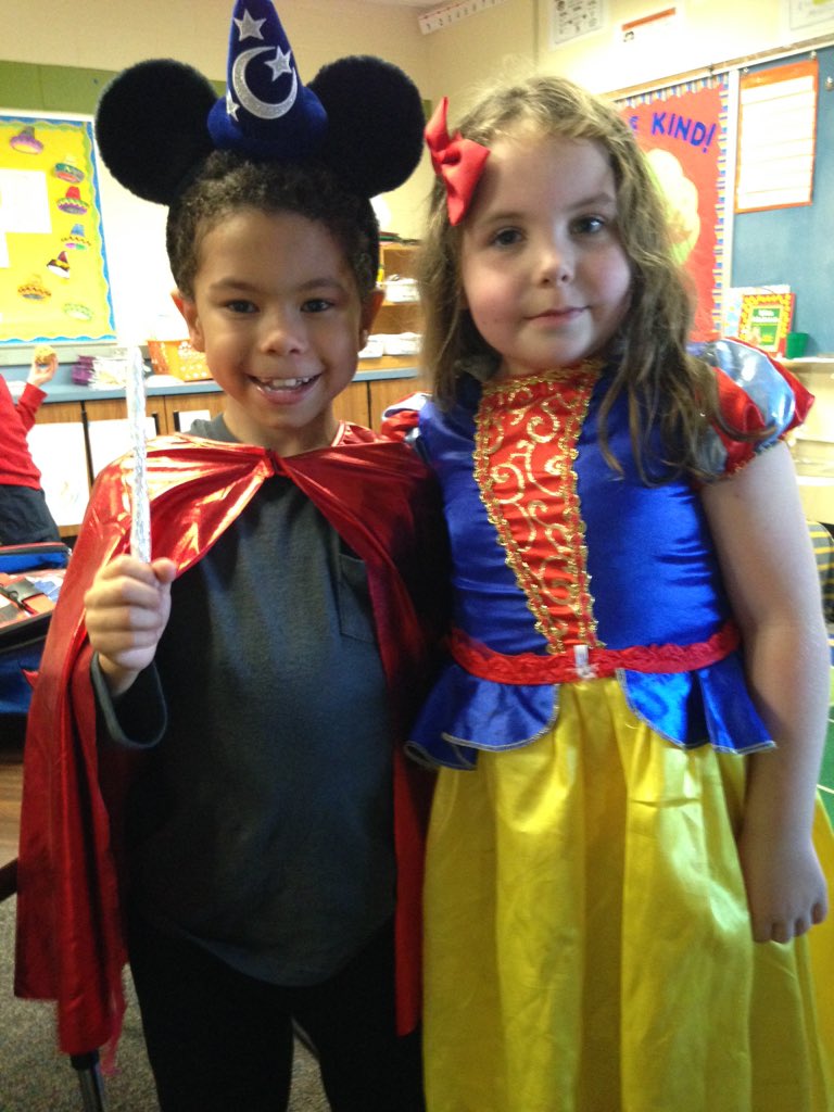 MSSchrader2016's tweet photo. Caught these two Disney characters in @Miss_McCully class today! @ParkadePanthers #spiritweek https://t.co/xvlEmXErRF