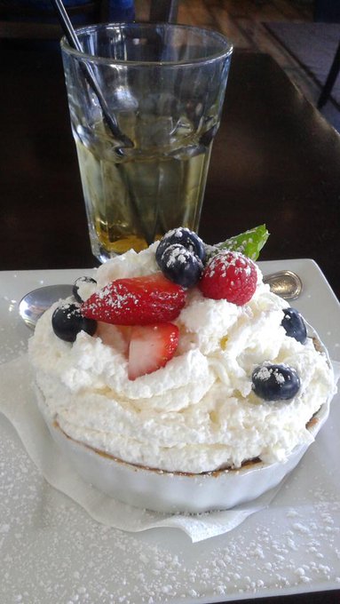 Ok... I'm soooo shoving this in my mouth now... my favorite... creme brulee https://t.co/K0IwzvdYs5