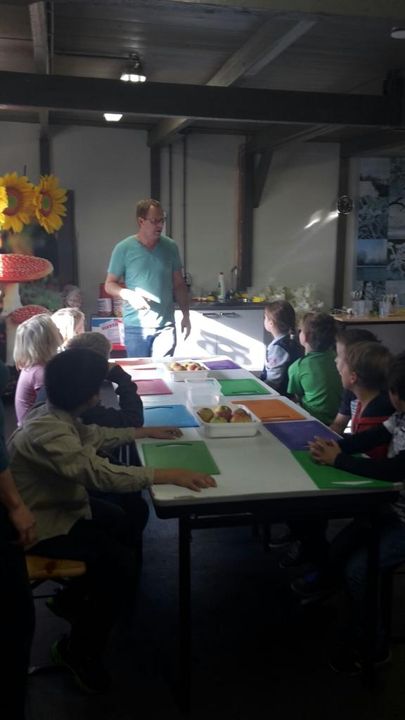 ovmop's tweet photo. Leerlingen juf #Sera bij @kinderboerderijderidder. Zelf #appelmoes maken. https://t.co/zyeuQ80wtE