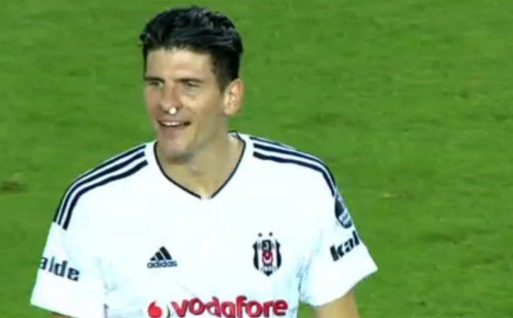 Tekmeye kafa atan dünya yıldızı yapmışlar.
Karşınızda SÜPER MARİO GOMEZ.