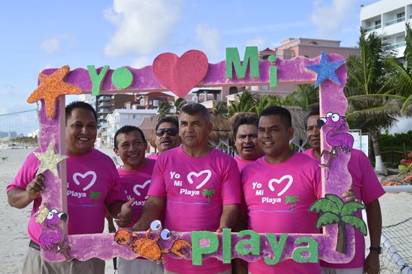 FlamingoNews's tweet photo. @cancunmio Limpieza de Playa en ROSA, Flamingo Team, se une a la causa, Oct. mes de lucha vs el Cáncer. https://t.co/Zecehludza