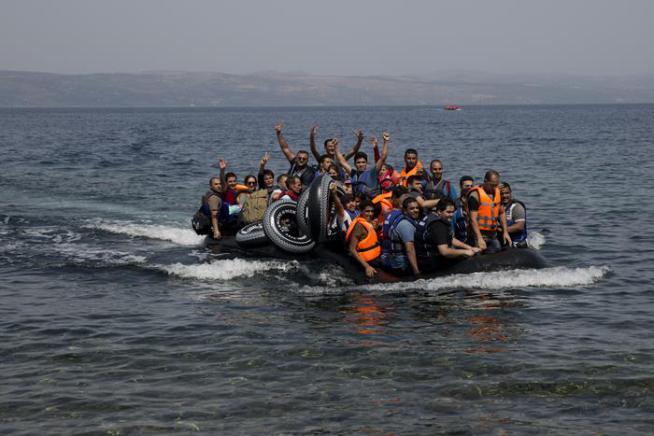 KenRoth's tweet photo. As Russia bombs, Syrian refugees surge. Greece receives 65,000 in a week--highest so far. https://t.co/qKXm1lpjmq https://t.co/t5YQEUFyP9