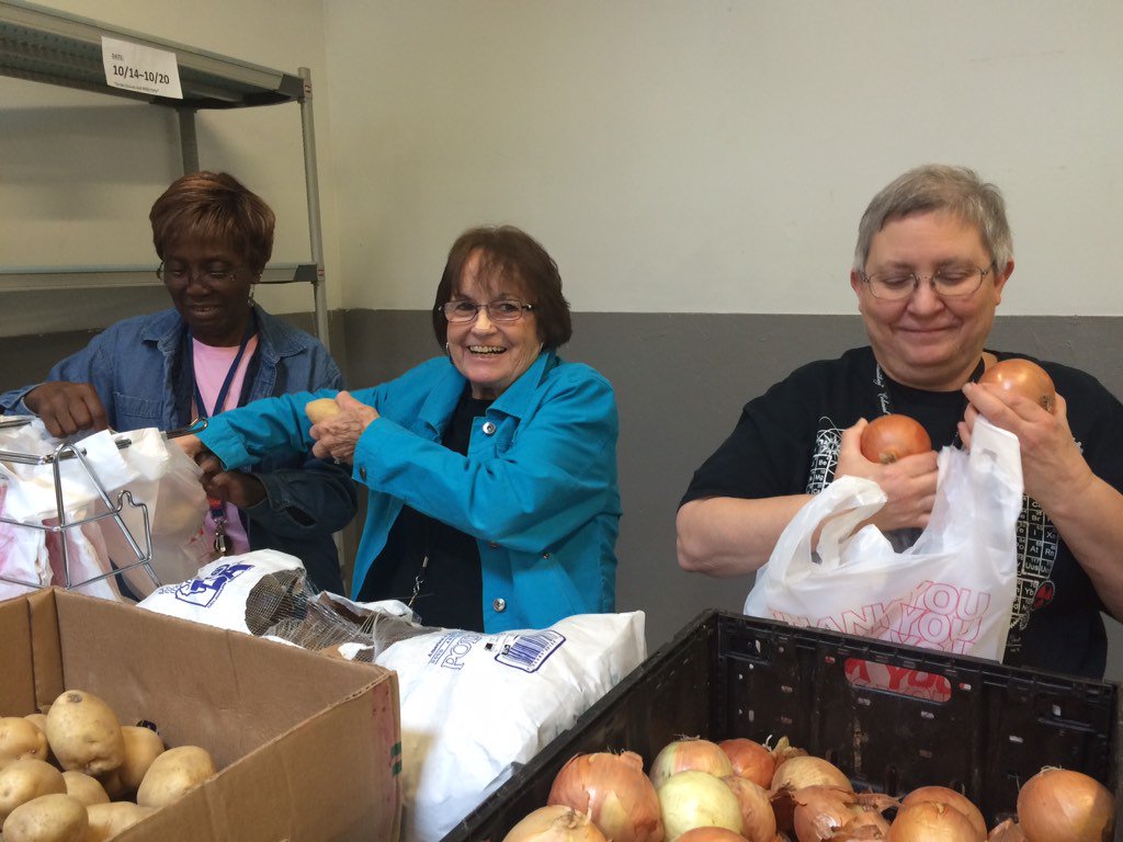 tadpoles12's tweet photo. Volunteering at inter-faith food shuttle. @naturalsciences https://t.co/VbFPvmgMaN